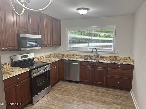 5th image of 710 Shirley Dr