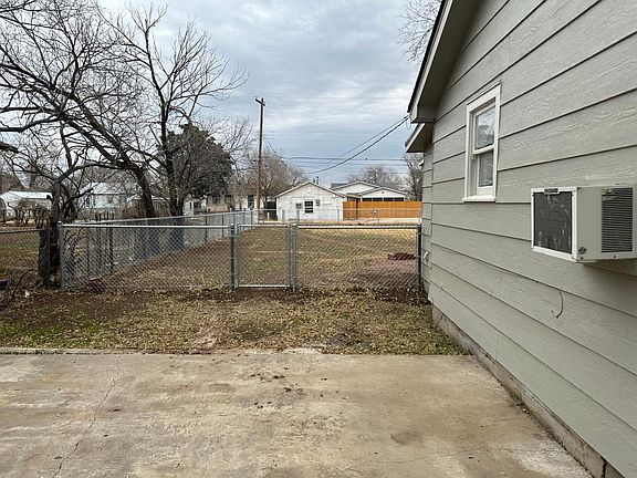Side of house with driveway