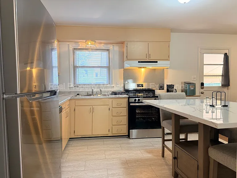 120 E Rowan St — Photo 8