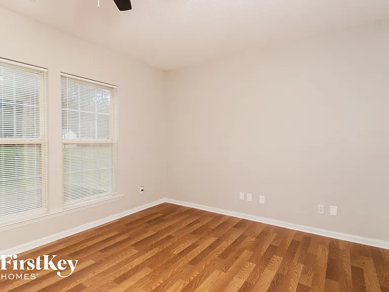 4230 Fairwood Dr — Photo 2