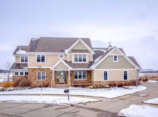 5750 N Summerland Ct, Appleton, WI 54913