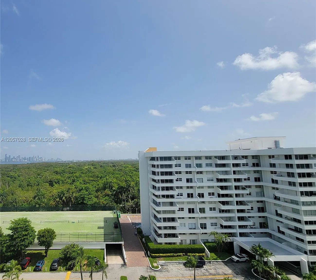 Commodore Club South Condo — Photo 1