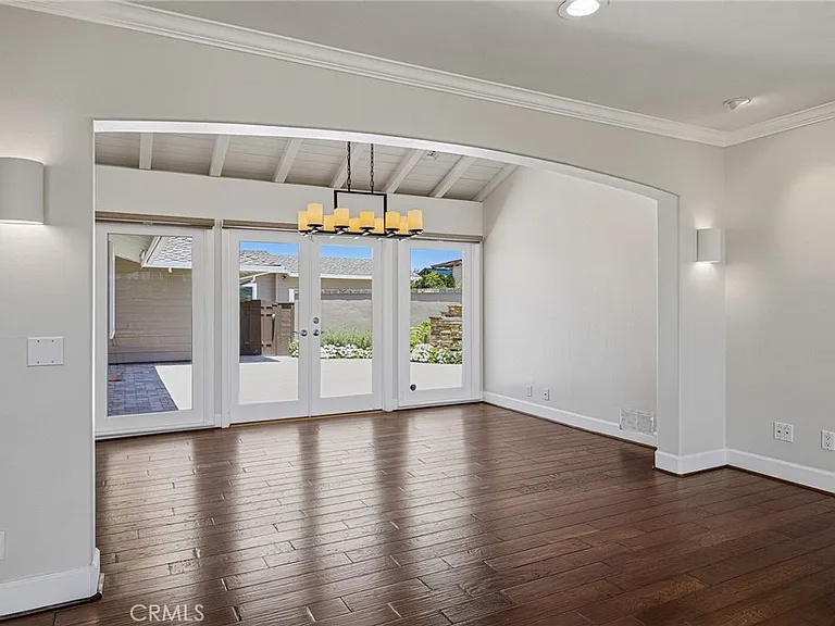 1840 Temple Hills Dr — Photo 8