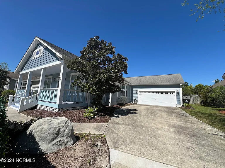 1211 Daisy Ct — Photo 2