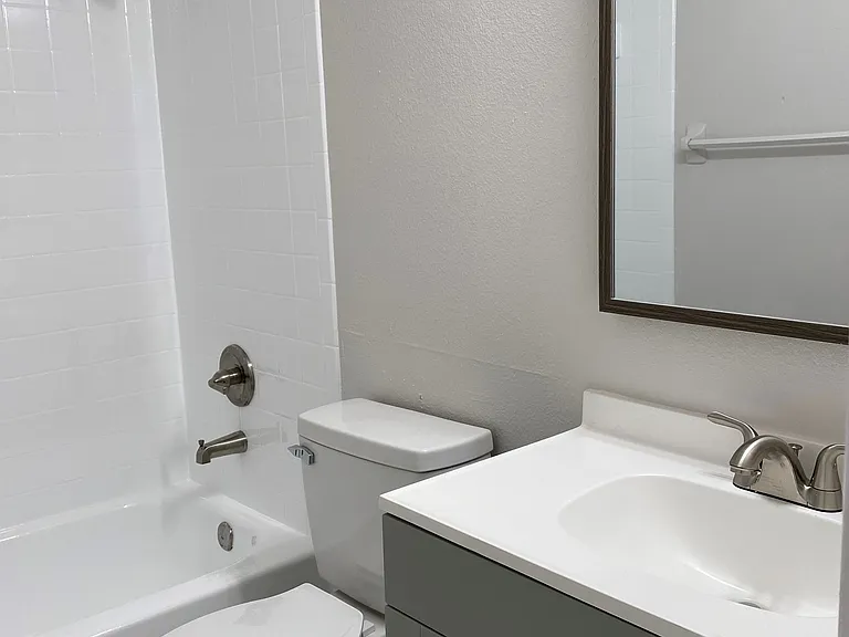 Clean and well-maintained bathrooms (2 Full Bathrooms!)