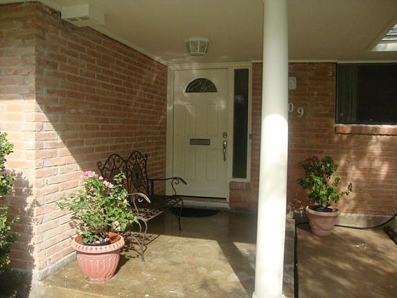 3rd image of 509 Meadowbrook Dr