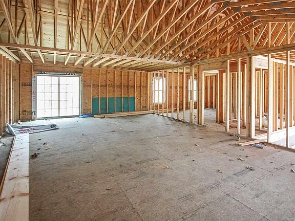 3rd image of 272 Oakcrest Dr
