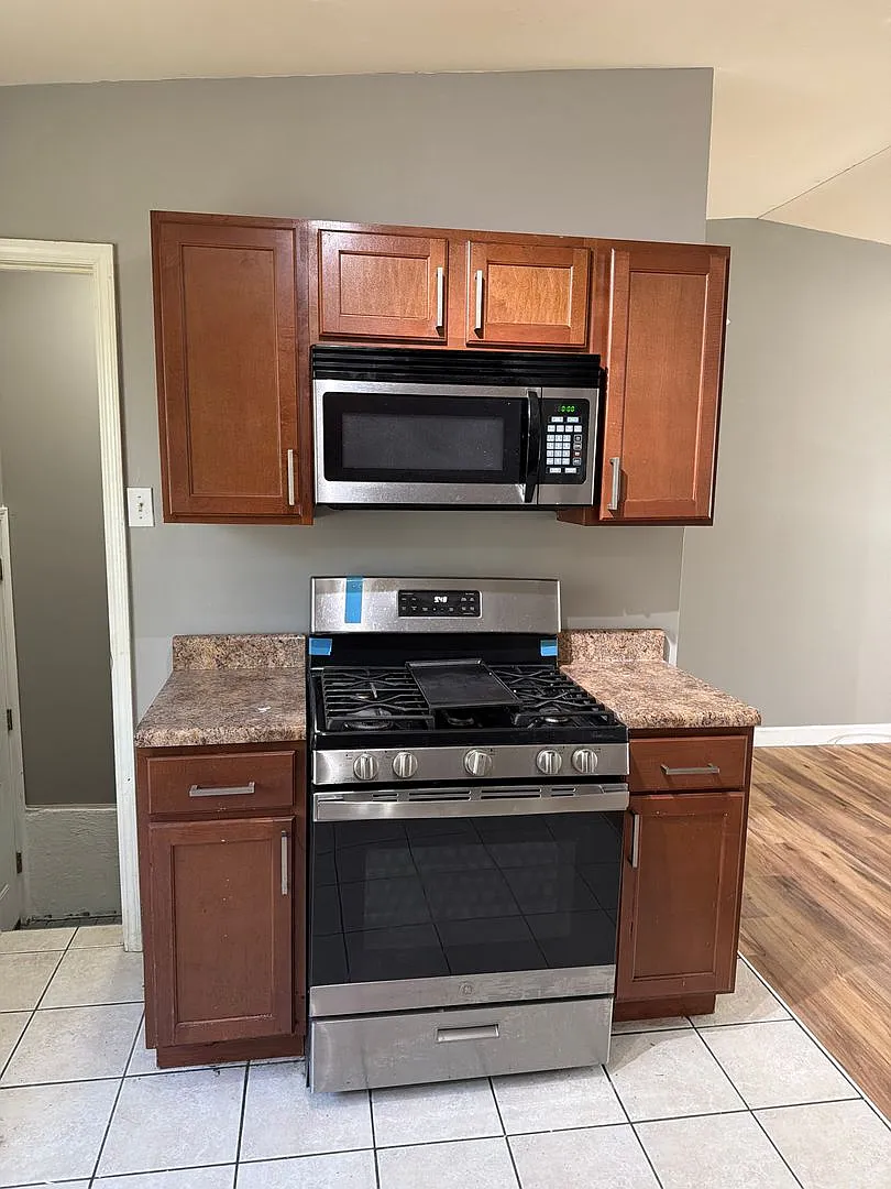 Charming 3-bedroom, 1-bath — Photo 3