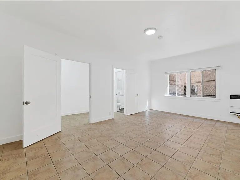 1475 W Adams Blvd #102 — Photo 1