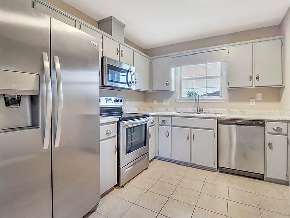3rd image of 1403 Crawford Ct
