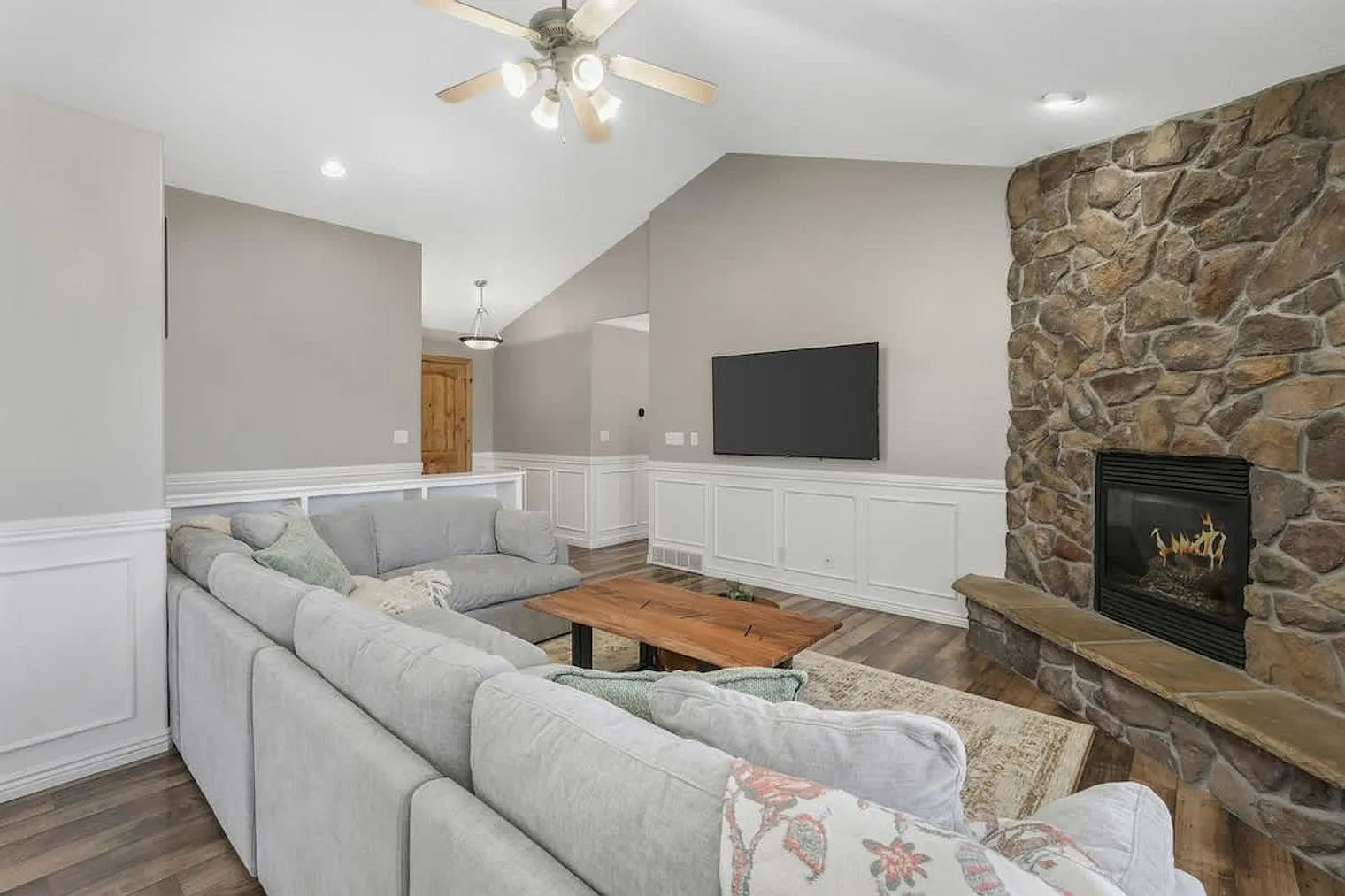 6 bed, 3.0 bath, 3498 sqft, $14,816 — Photo 2