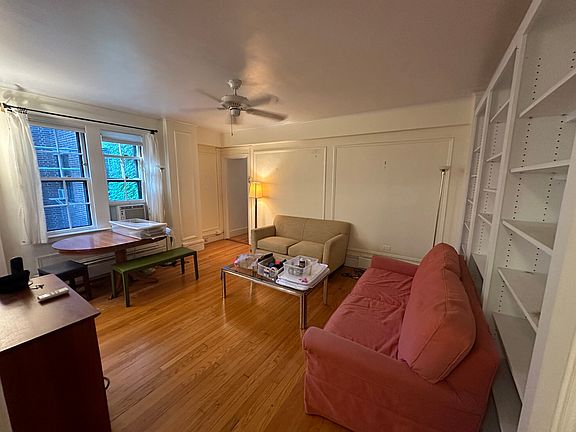 4th image of 988 Memorial Dr APT 283
