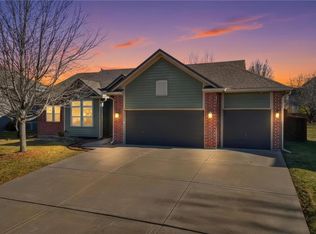 907 Englewood Dr, Kearney, MO 64060