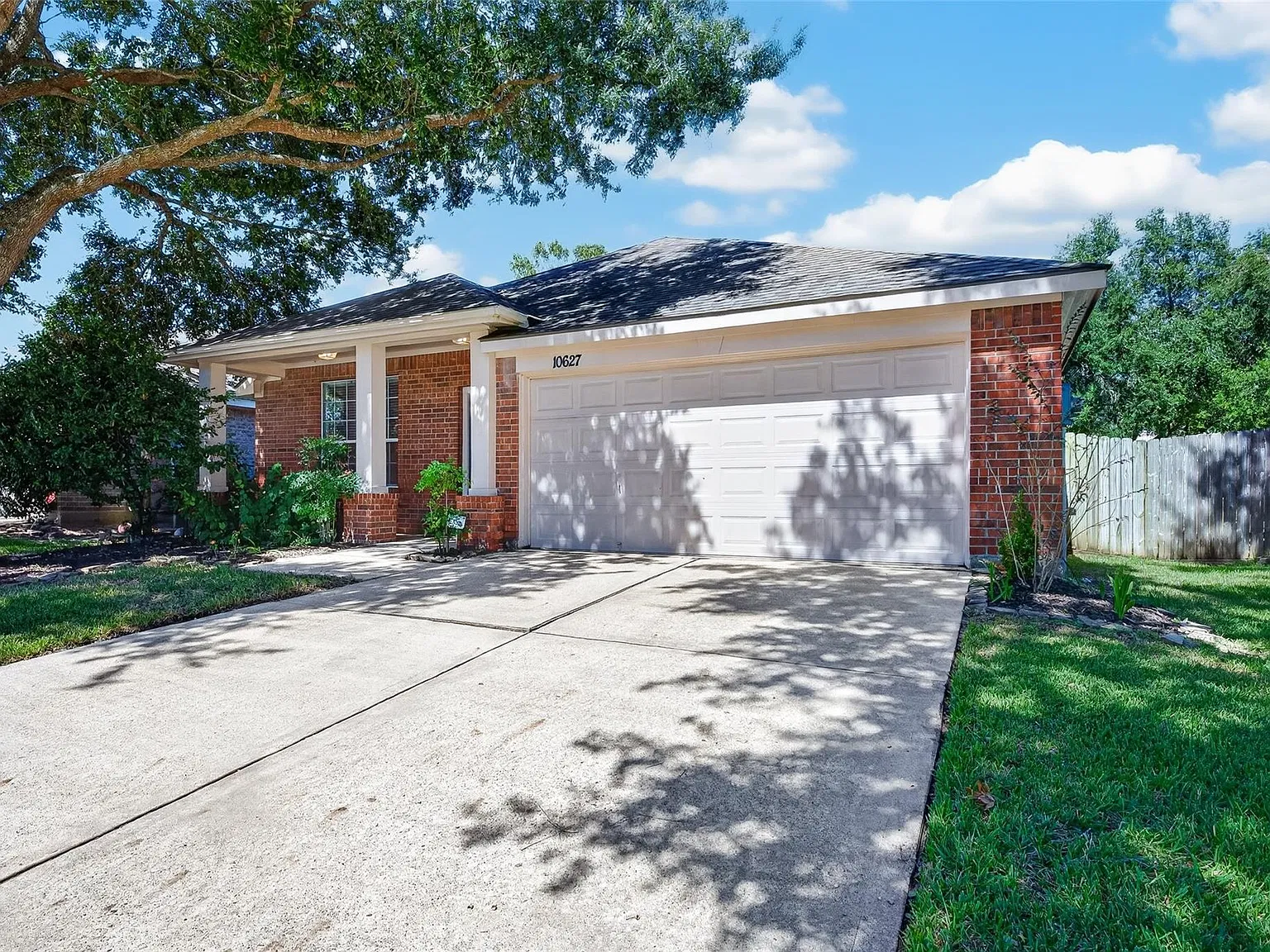 3 bed, 2.0 bath, 2004 sqft, $2,400 — Photo 2