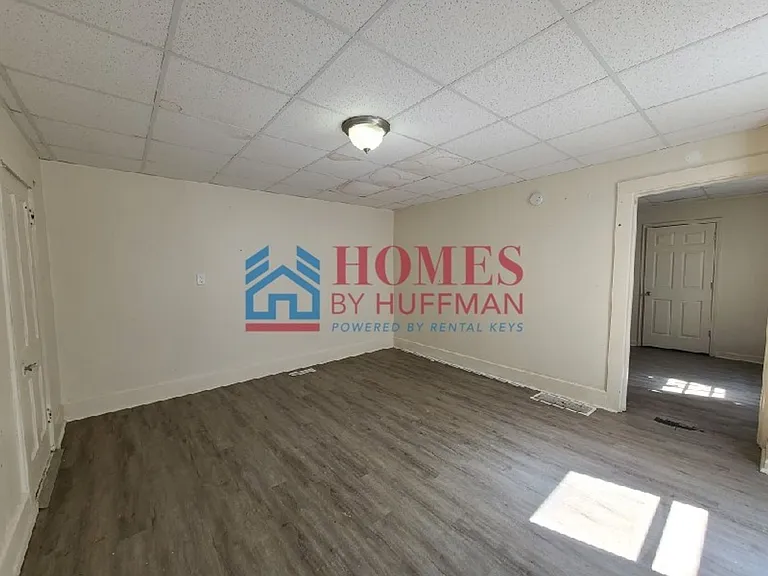 1319 Oakley St — Photo 3