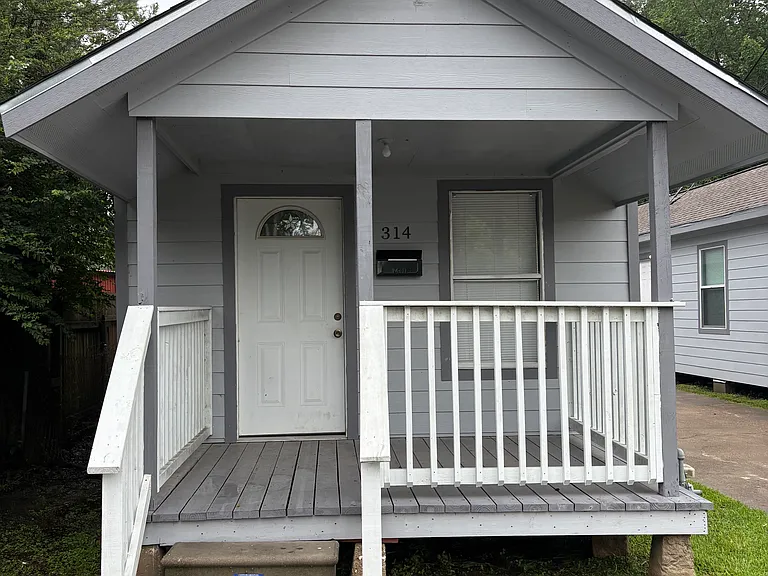 314 E Murrill St — Photo 3