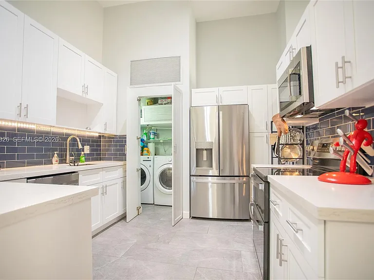 523 Leslie Dr — Photo 4