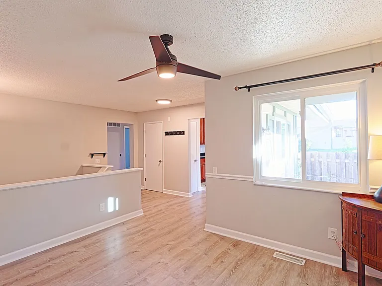975 Barbizon Dr — Photo 5