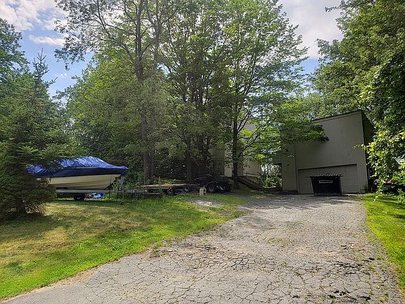 View of house from front/driveway
