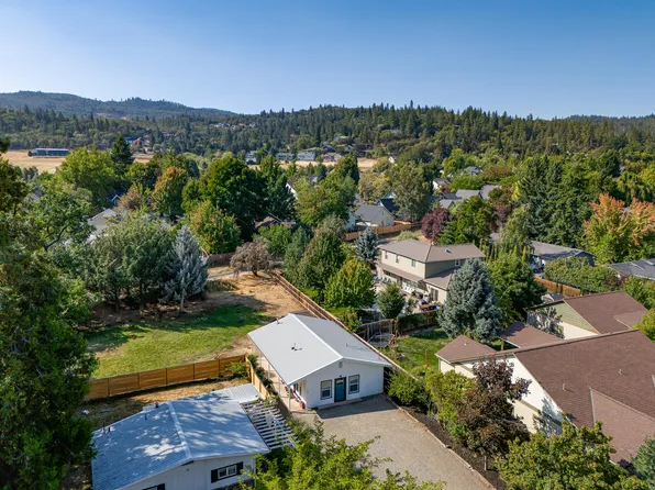 700 Hueners Ln, Jacksonville, OR 97530