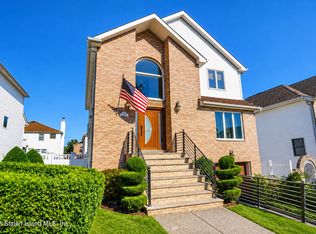 23 Delia Ct, Staten Island, NY 10307