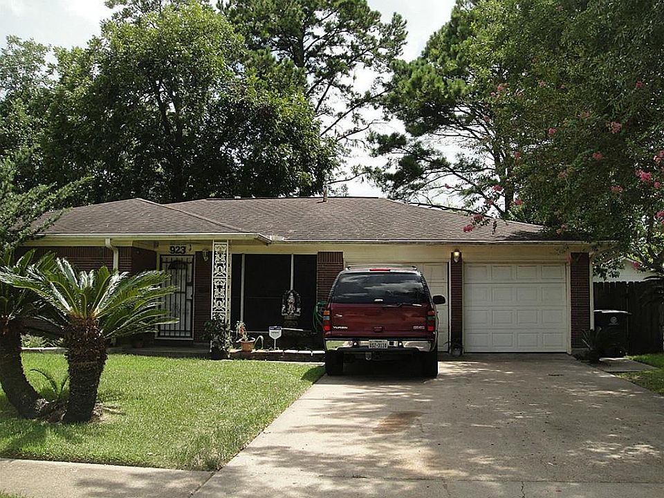 1st image of 923 Saddle Rock Dr