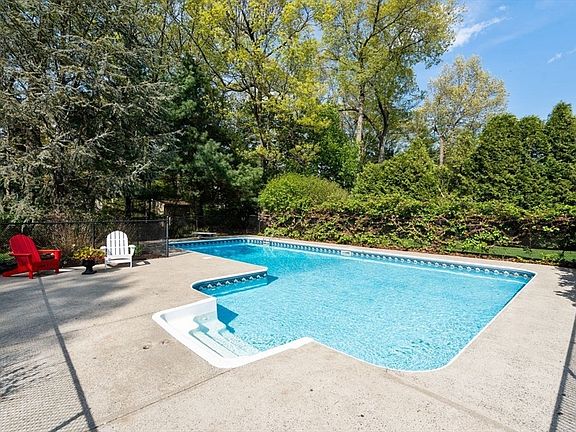 2nd image of 119 Pineridge Dr