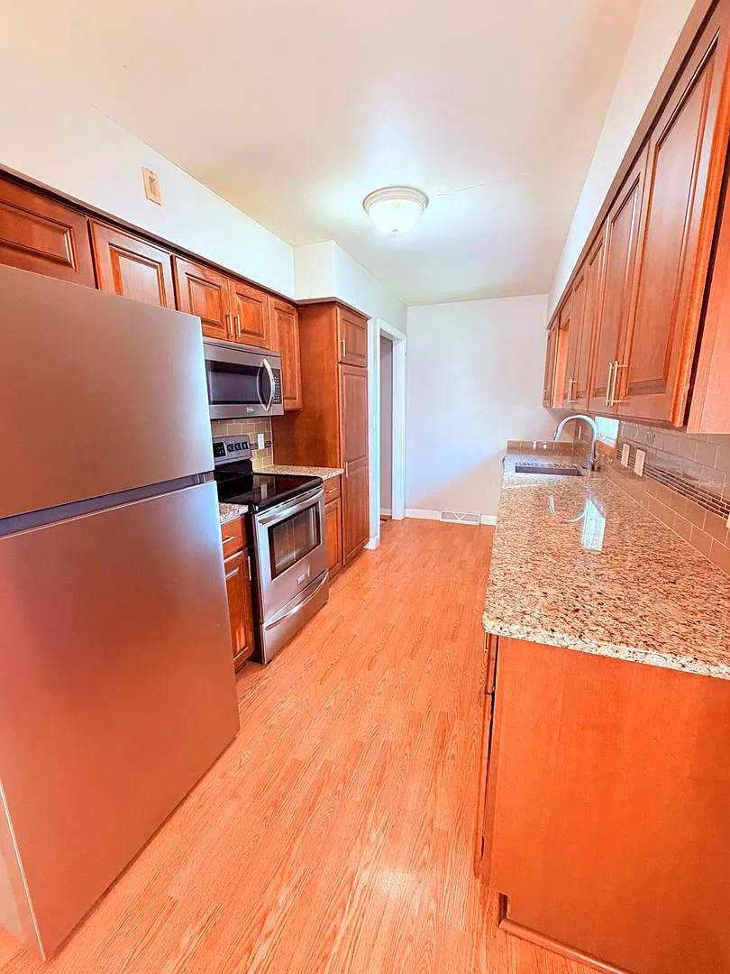 4 bedroom 2 bathroom house — Photo 4