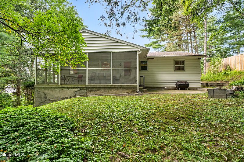 4th image of 9 Hillside Road