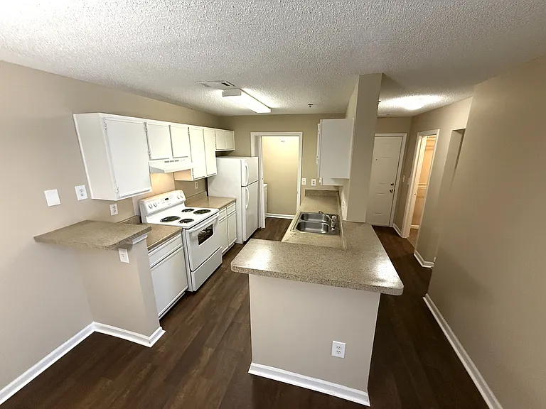 Bellewood Park Apartments — Photo 16
