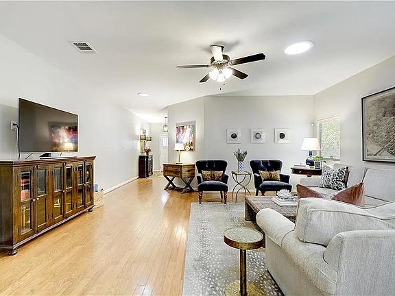 4th image of 2328 Amur Dr