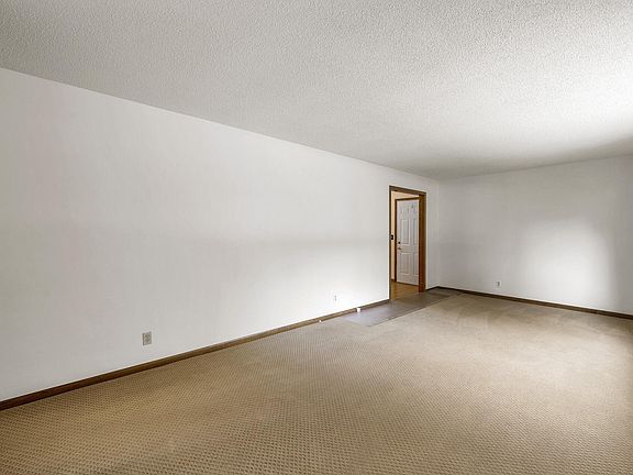 4th image of 914 121st Ave NE