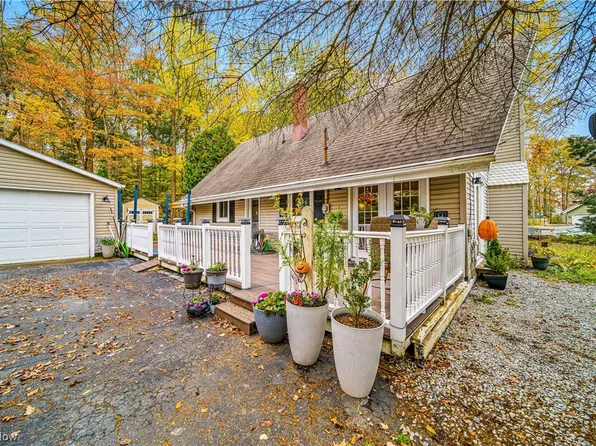 933 Long Shadow Ln, Roaming Shores, OH 44085