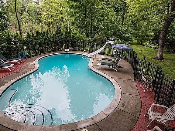4th image of 9606 Sherwood Dr