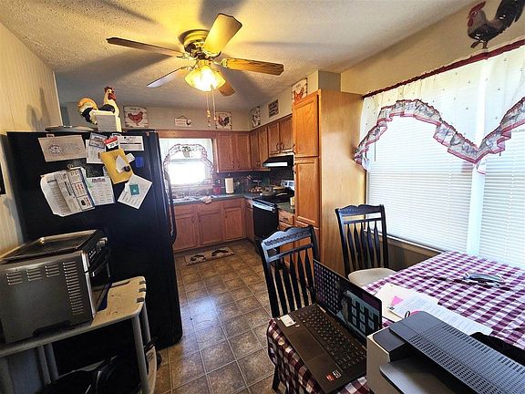 3rd image of 302 Suzanne St