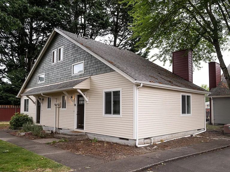 1823 27th Ave SE — Photo 1