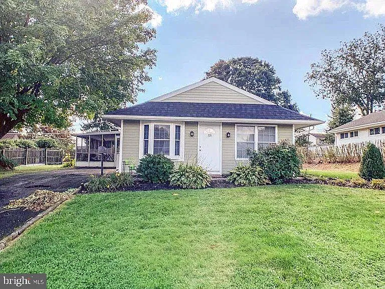 3 bed, 1.0 bath, 936 sqft, $2,500 — Photo 1