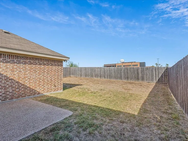 621 Monticello Cir — Photo 28