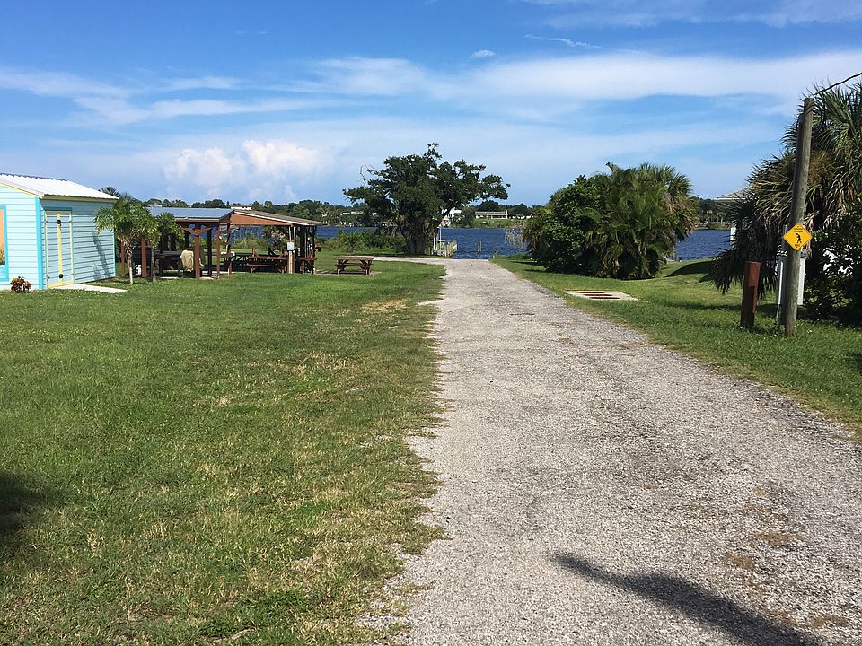 2nd image of Oak St