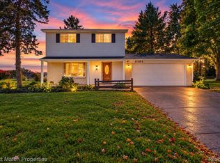 8191 E Huron Ct, White Lake, MI 48386