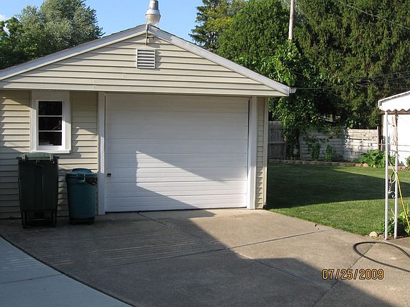 Detached garage