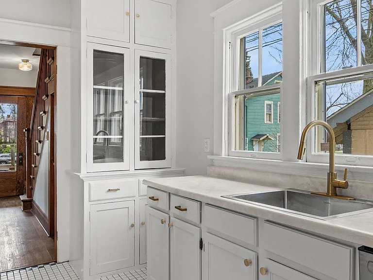 1213 W Jefferson Blvd — Photo 18