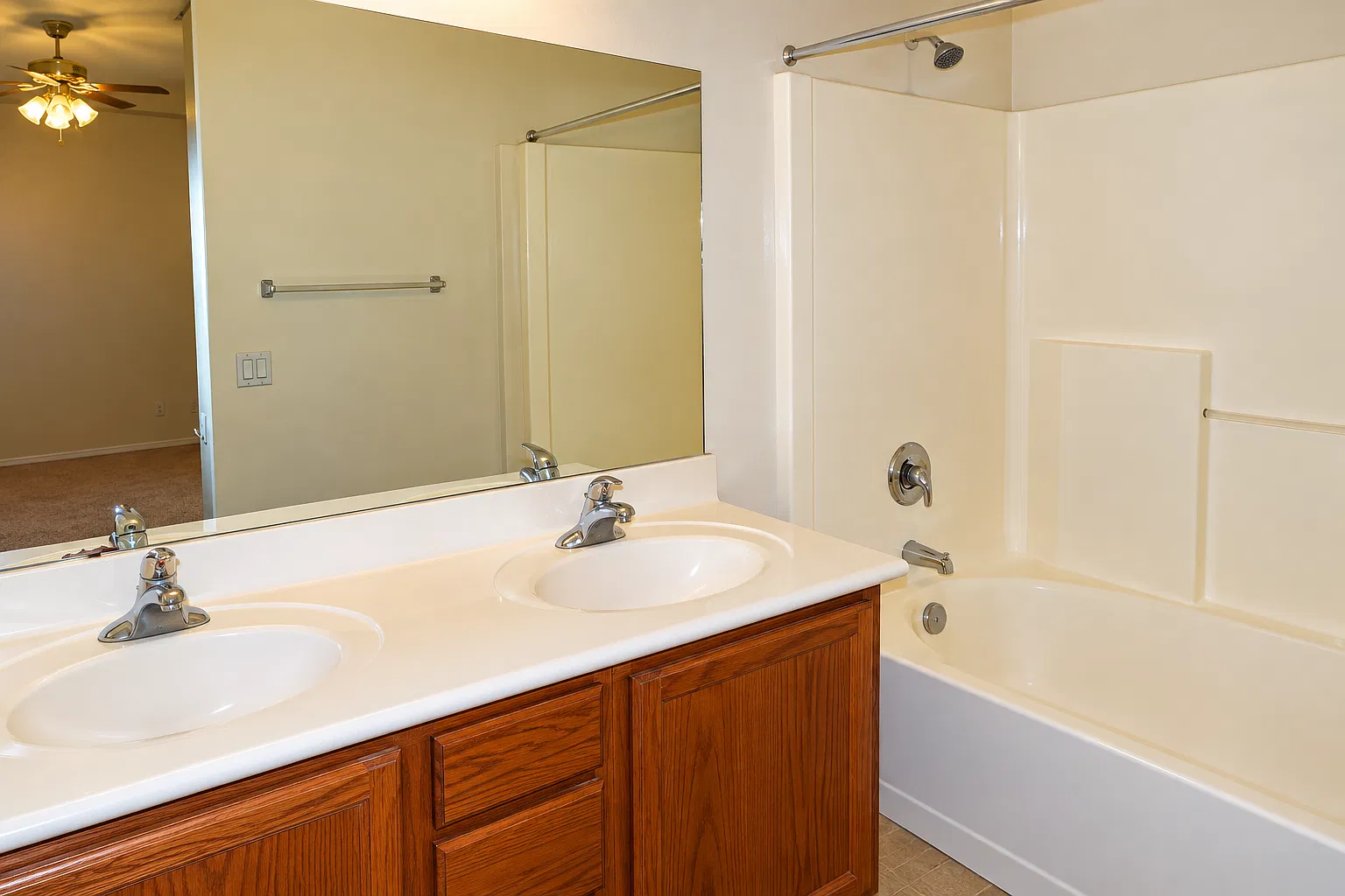 3 bed, 1359 sqft, $2,100 — Photo 4