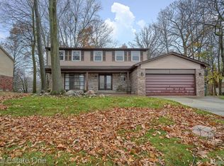 441 Pinehurst Dr, Rochester Hills, MI 48309