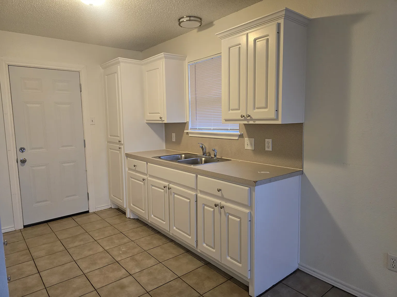 3 bed, 1.5 bath, 1100 sqft, $900 — Photo 2