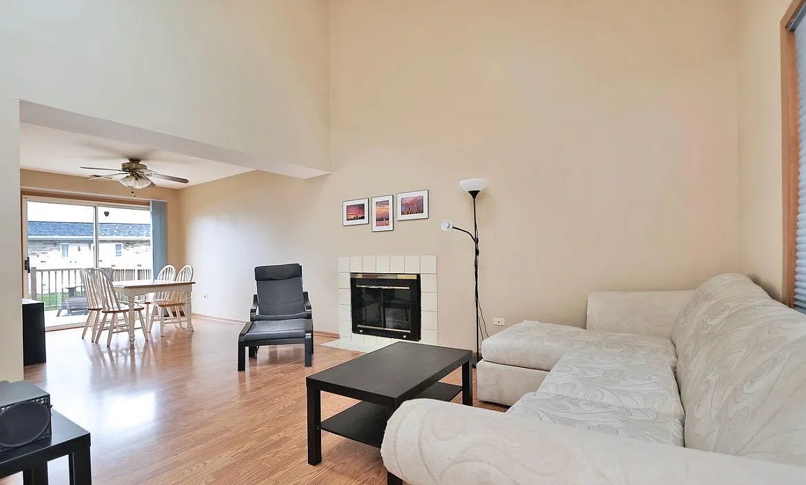 2 bed, 1.5 bath, 1394 sqft, $2,299 — Photo 4
