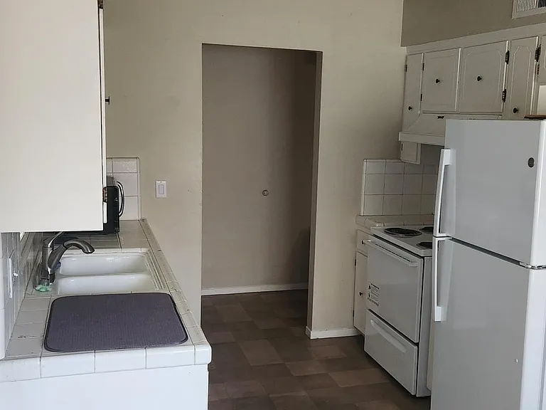 1446 Fordham Ave — Photo 3