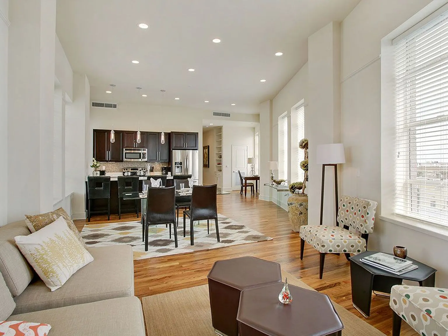 The Howard Luxury Apartments — Photo 2