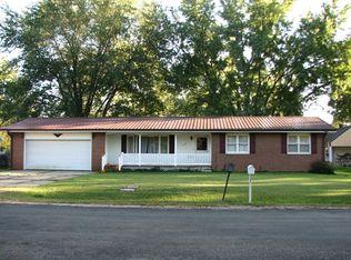 708 Meadows St, Altamont, IL 62411