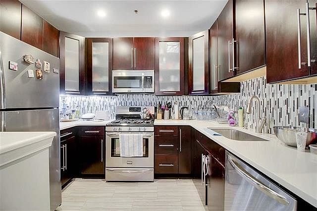 1st image of 279 Roslyn Ct